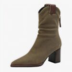 Santiag en daim kaki avec fermeture arrière pour femme, style bottine avec talon haut, sur un fond gris
