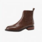 Boots santiag chics en cuir pour femme sur fond gris