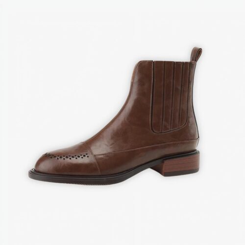 Boots santiag chics en cuir pour femme sur fond gris