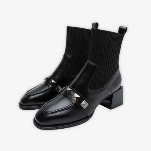 Boots santiag avec rivets décoratifs sur fond gris