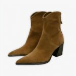 Boots santiag à talon haut en flanelle sur fond gris