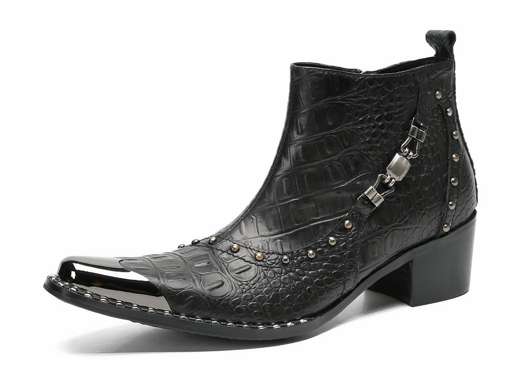 Bottines homme santiag effet peau de crocodile en cuir sur fond blanc