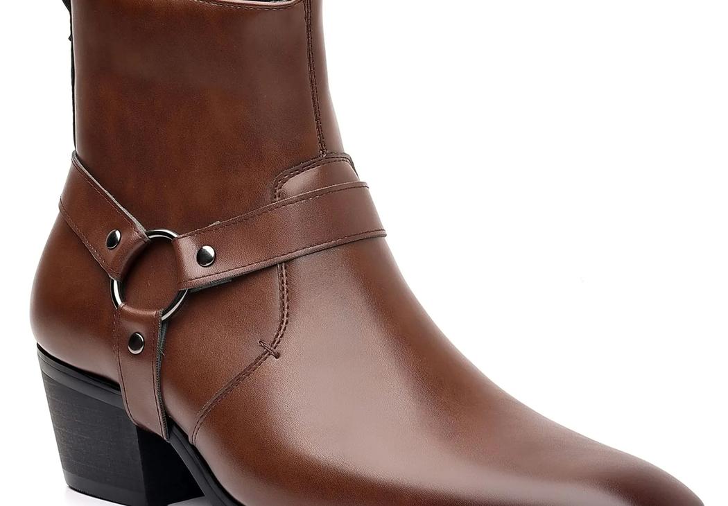 Bottines homme santiag marron à talon sur fond blanc