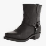 Bottines homme santiag noires de style vintage sur fond gris