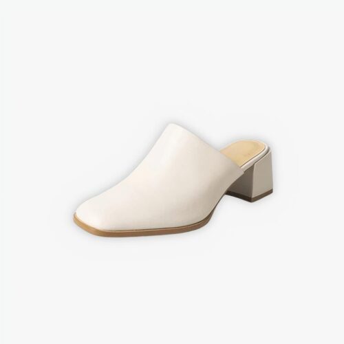 Mules santiag blanches en cuir sur fond gris