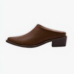 Mules santiag courtes et marron en cuir sur fond gris