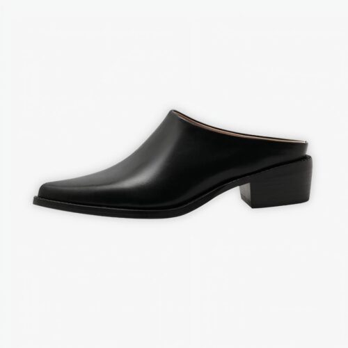 Mules santiag courtes et noires en cuir sur fond gris