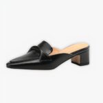 Mules santiag élégantes et luxueuses en cuir sur fond gris