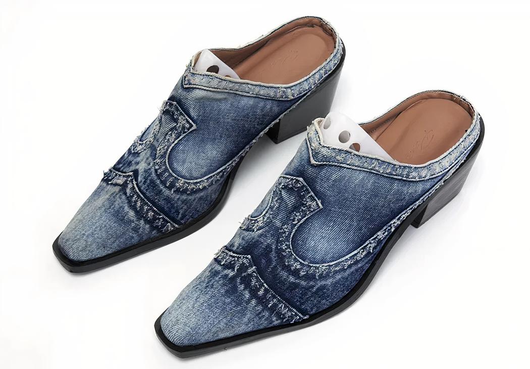 Mules santiag modernes en jean pour femme sur fond blanc
