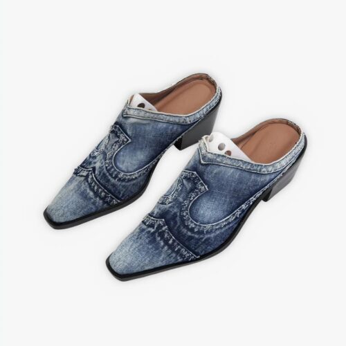 Mules santiag modernes en jean pour femme sur fond gris