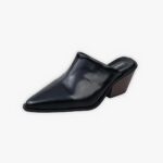 Mules santiag noires et pointues à talon sur fond gris