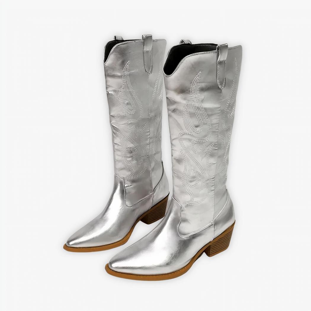Santiag argentée audacieuse avec broderies texanes sur fond gris