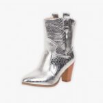 Santiag argentée style serpent à talon chic sur fond gris