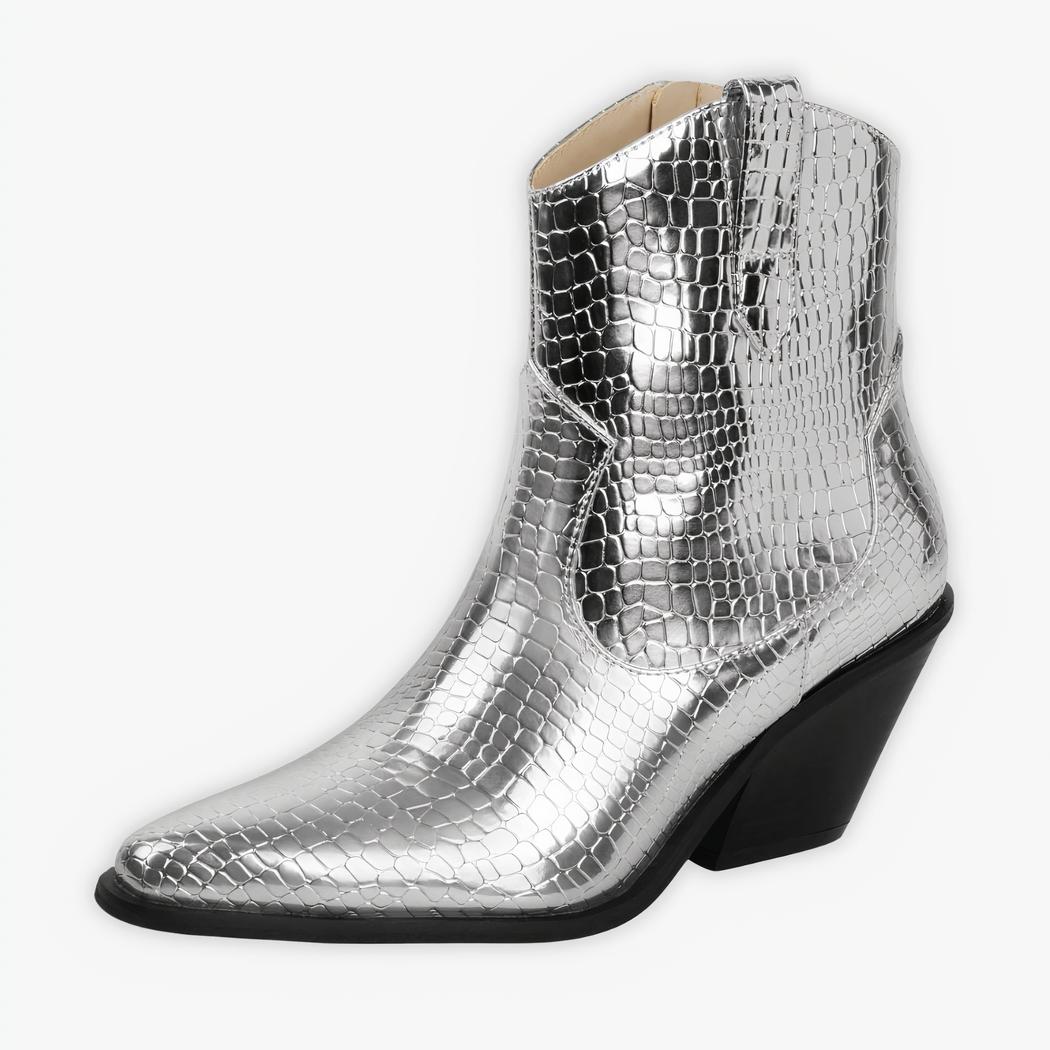 Santiag argentée et texturée à motif crocodile sur fond gris