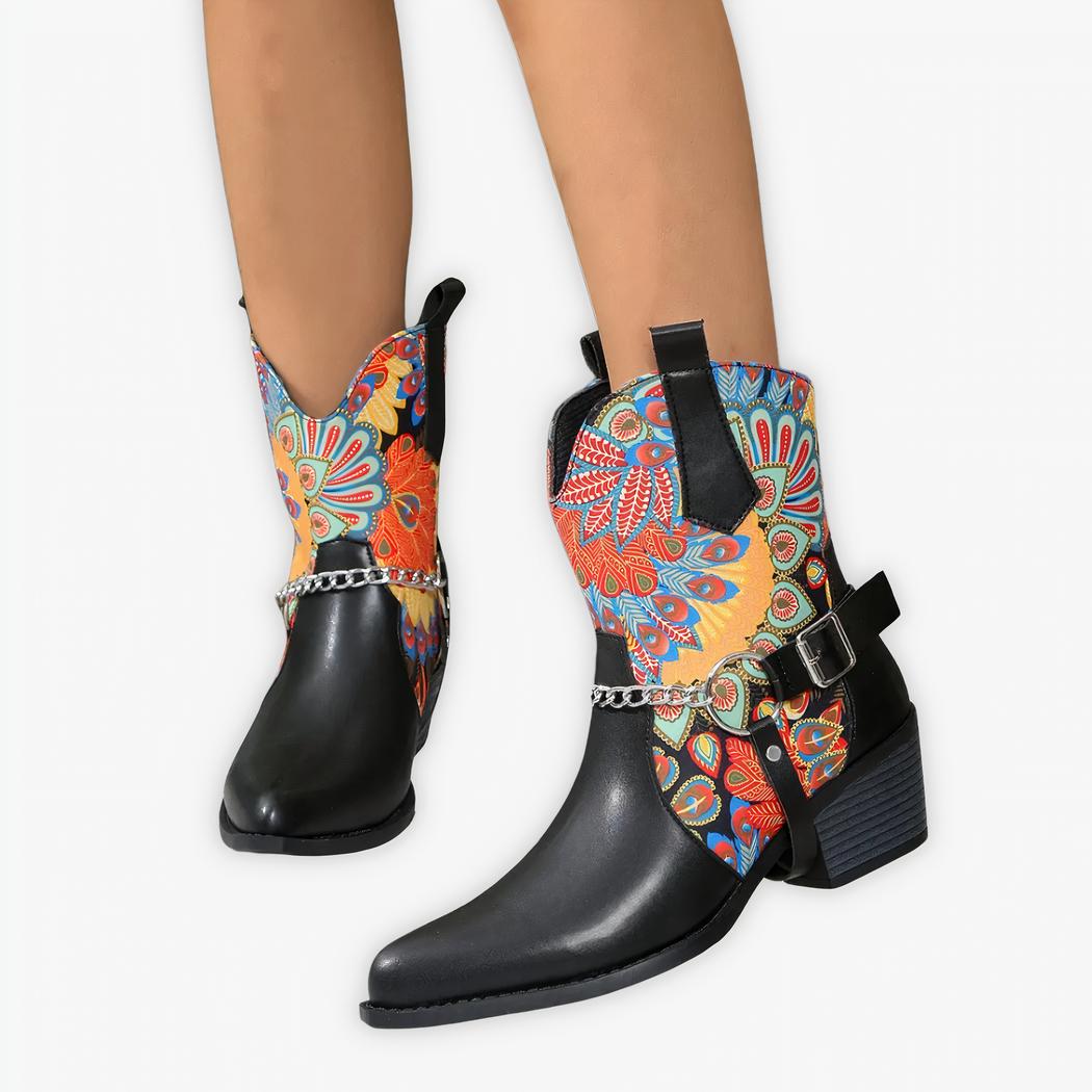 Santiag basse femme design coloré et original portée par une femme sur fond gris