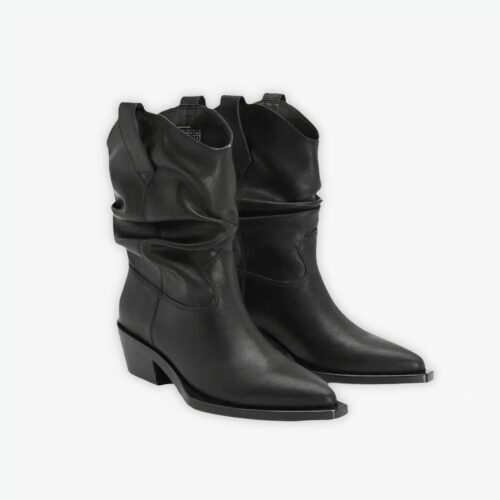Santiag basse femme minimaliste en simili cuir noir sur fond gris