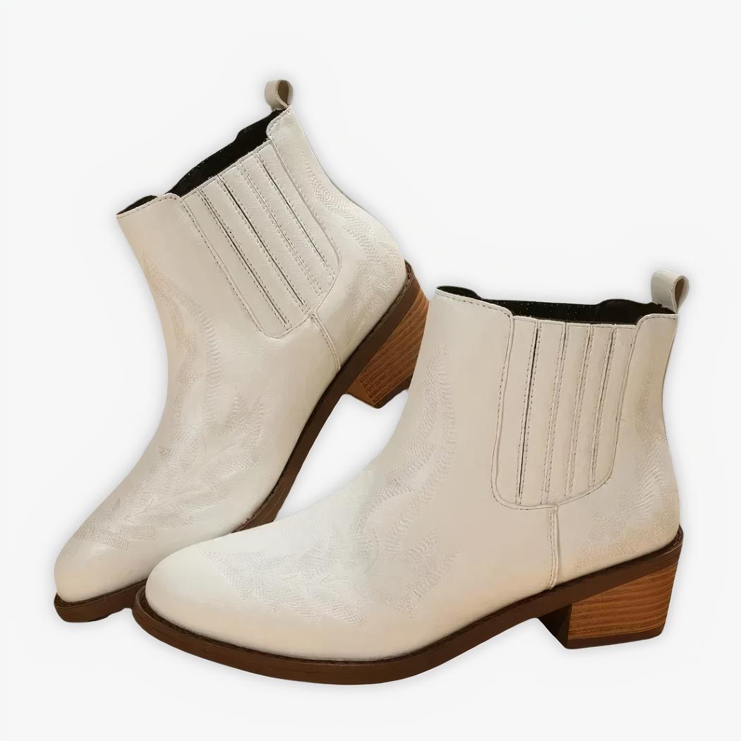 Santiag basse femme moderne ร talons bas beige sur fond gris