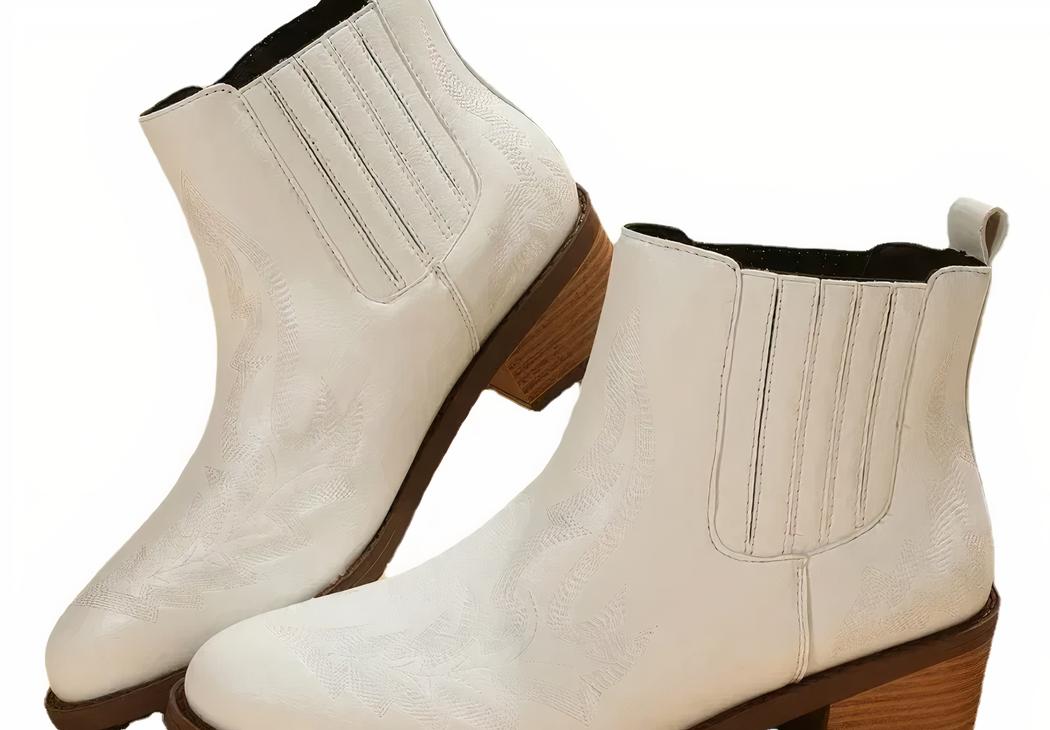 Santiag basse femme moderne à talons bas beige sur fond blanc