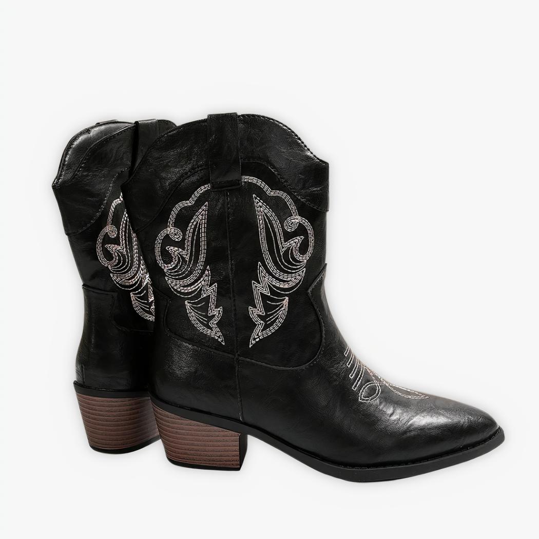 Santiag basse femme en simili cuir noir style cowboy, avec broderie blanche sur fond gris