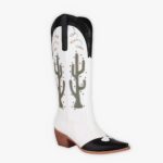 Santiag blanche cowboy mi mollet vintage pour femme, avec broderies de cactus, sur un fond gris