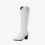 Santiag blanche élégante et haute avec talon pour femme, sur un fond gris