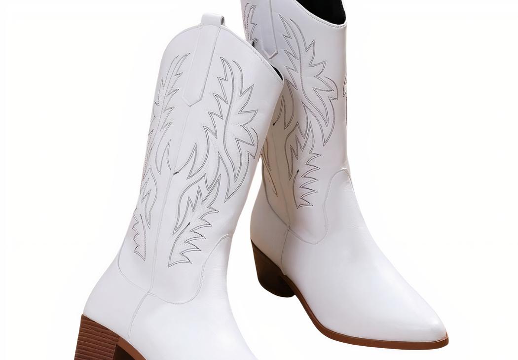 Santiag blanche élégante à talon avec broderies pour femme, sur un fond blanc.