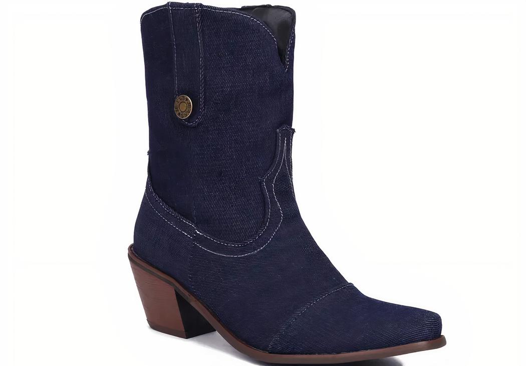 Santiag bleu en denim à talon pour femme, sur un fond blanc.