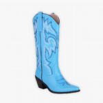 Santiag bleu mi mollet à talon avec broderies, sur un fond gris