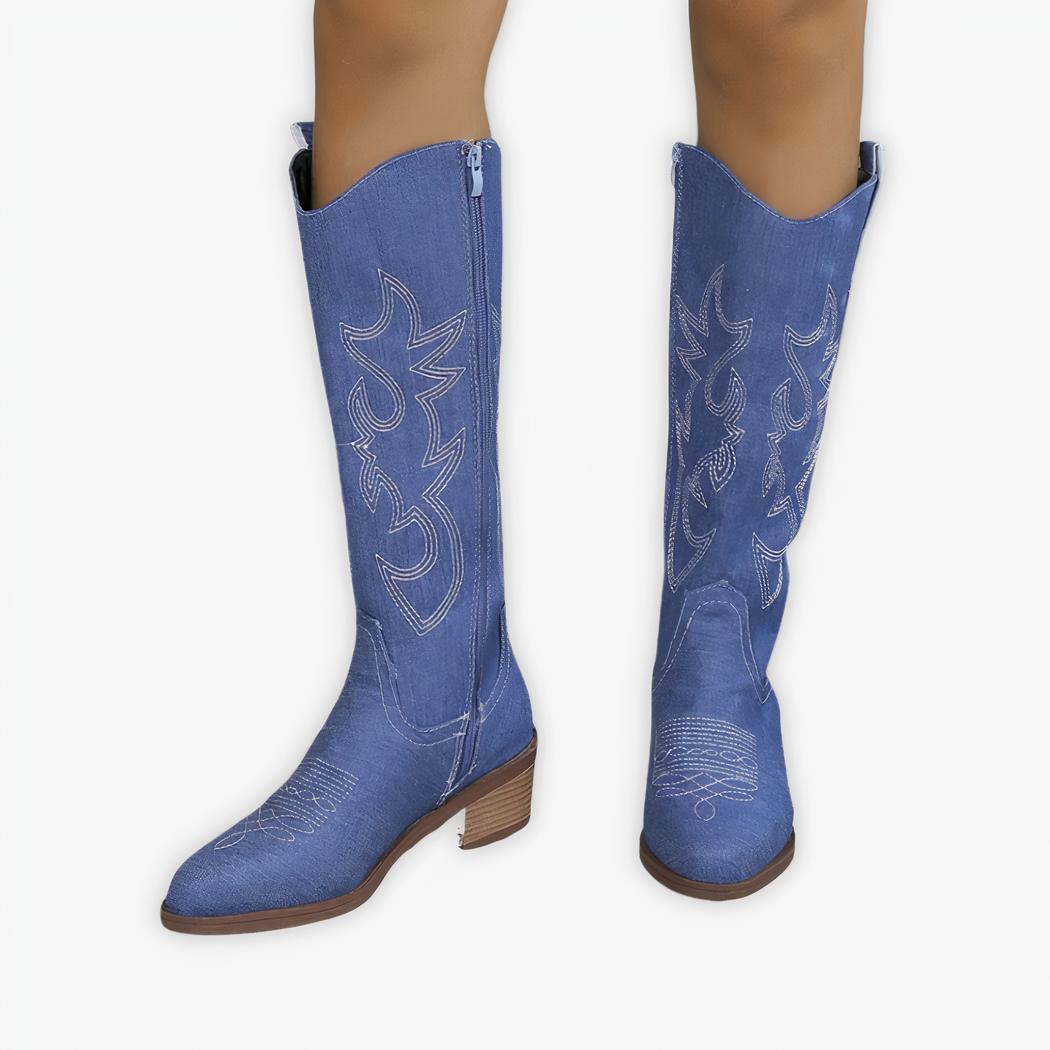Santiag bleu style botte de cowboy pour femme, sur un fond gris