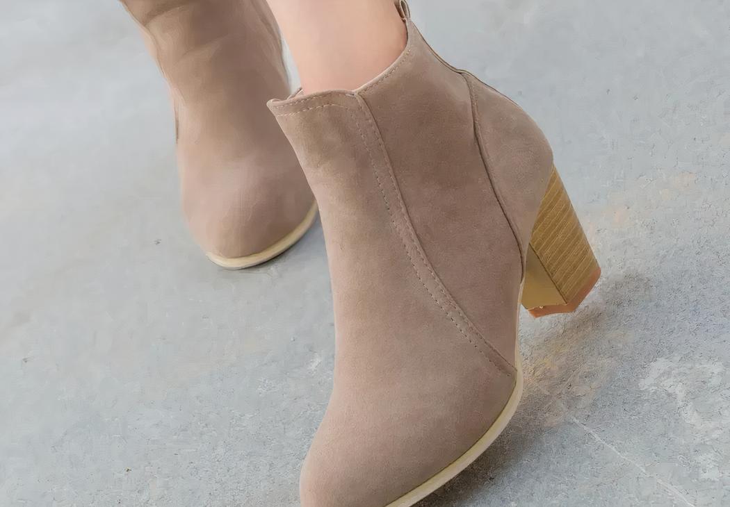 Santiag bottine femme beige de style moderne sur fond gris
