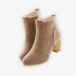Santiag bottine femme beige de style moderne sur fond gris