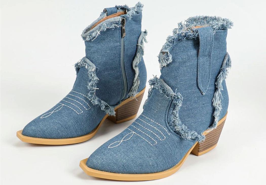 Santiag bottine femme effilochée en denim sur fond gris