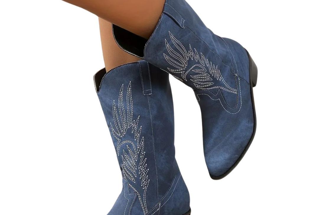 Santiag bottine femme moderne en denim sur fond blanc