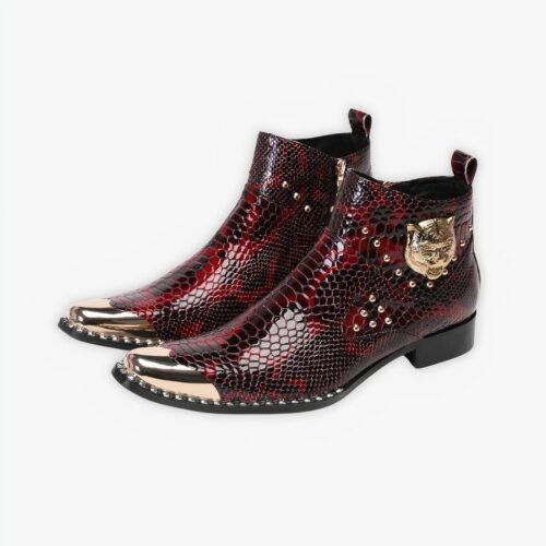 Santiag bout métal luxueuse au style crocodile sur fond gris