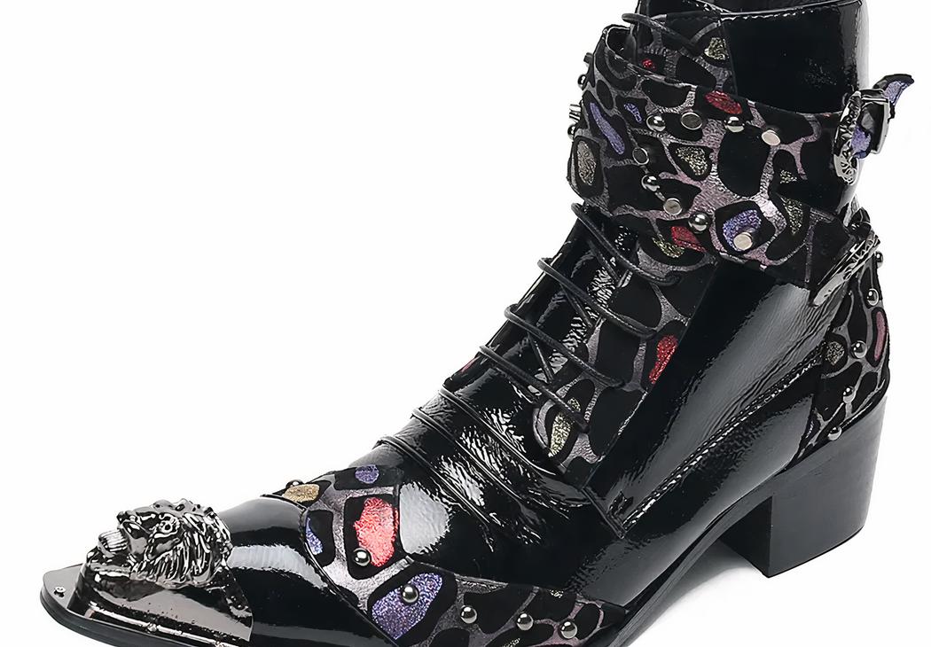 Santiag bout métal moderne avec motifs léopard sur fond blanc