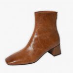 Santiag camel en cuir style bottine rétro pour femme, sur un fond gris