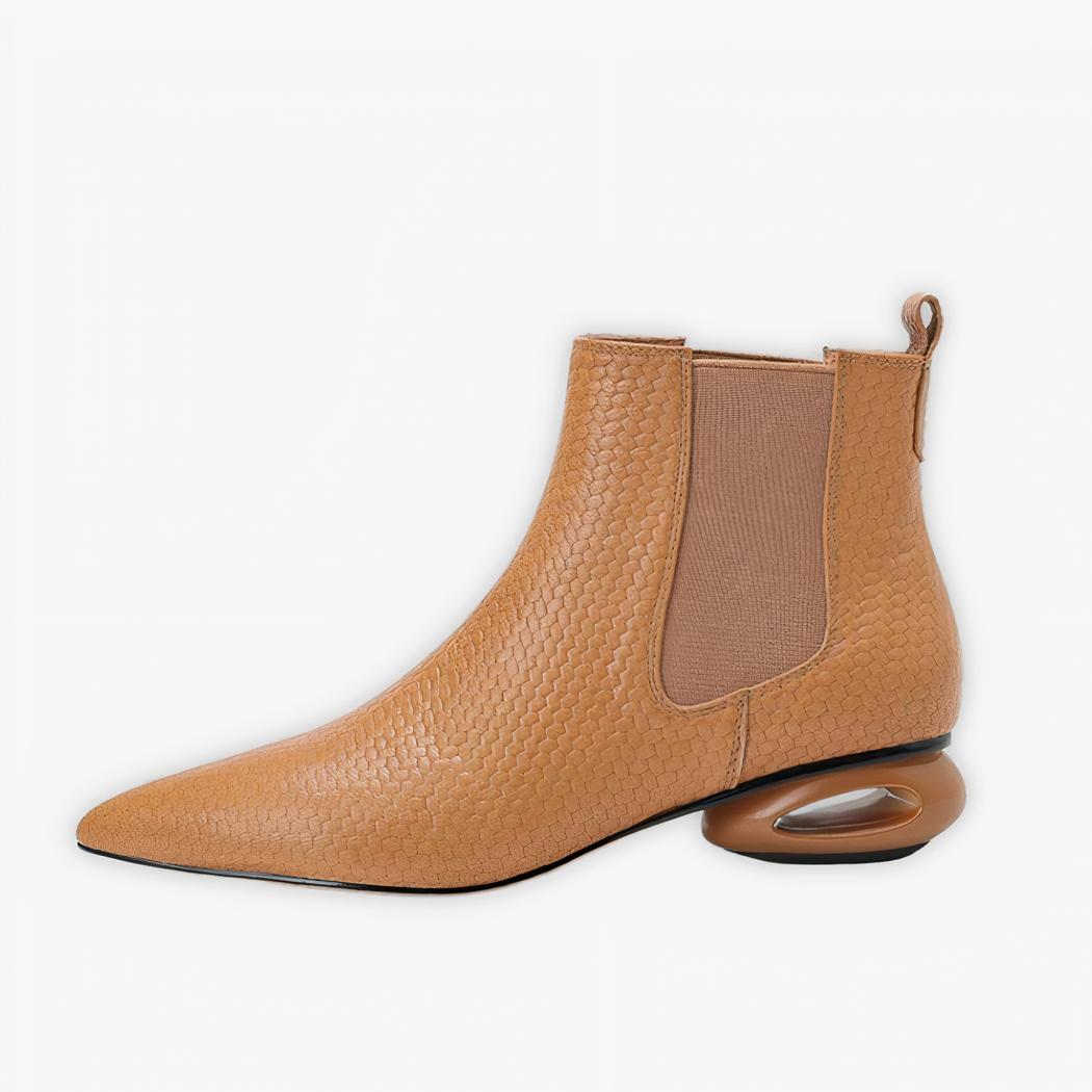 Santiag camel élégante en cuir avec talon original, sur un fond gris