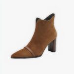Santiag camel élégante en daim à talon haut pour femme, sur un fond gris