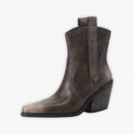 Santiag courte femme charmante style vintage sur fond gris