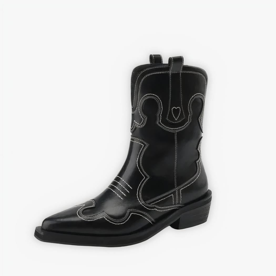 Santiag courte femme style western chic et moderne sur fond gris