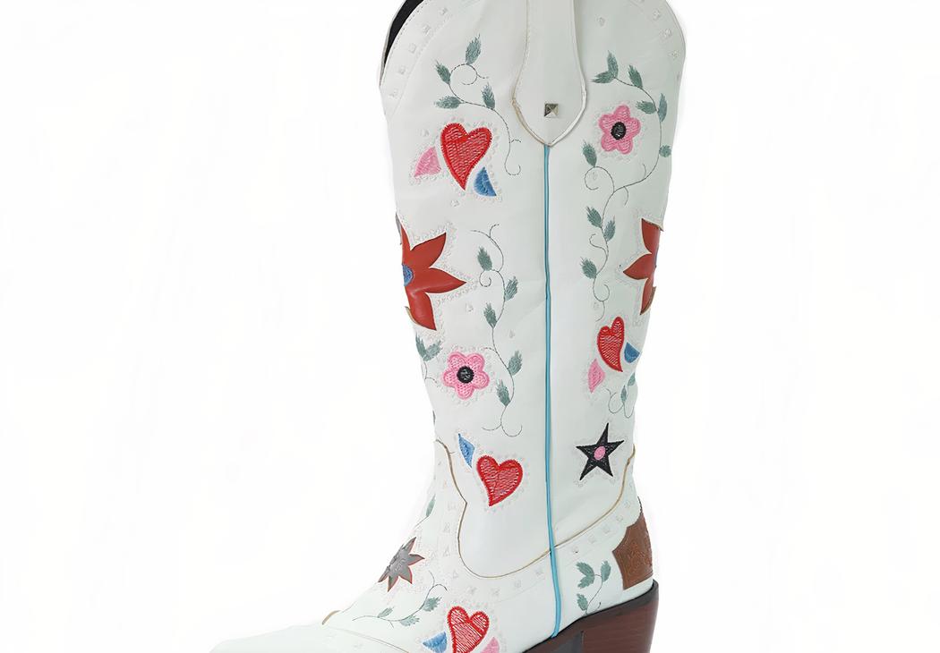 Santiag cowboy rétro avec fleurs brodées sur fond blanc