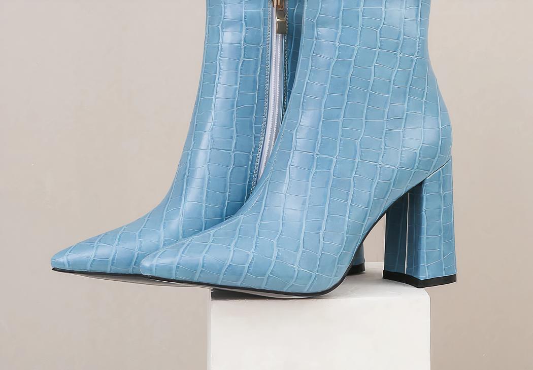 Santiag croco bleue et moderne à talon haut sur fond gris