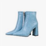 Santiag croco bleue et moderne à talon haut sur fond gris