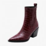 Santiag croco rouge à bout pointu pour femme sur fond gris