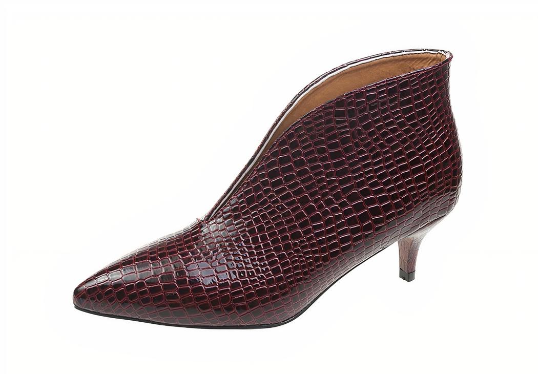 Santiag croco rouge à talon aiguille pour femme sur fond blanc