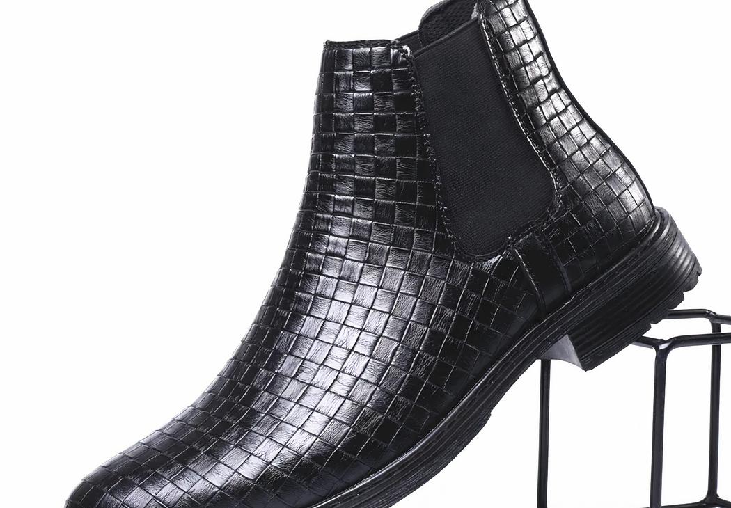 Santiag croco de style moderne pour homme sur fond blanc