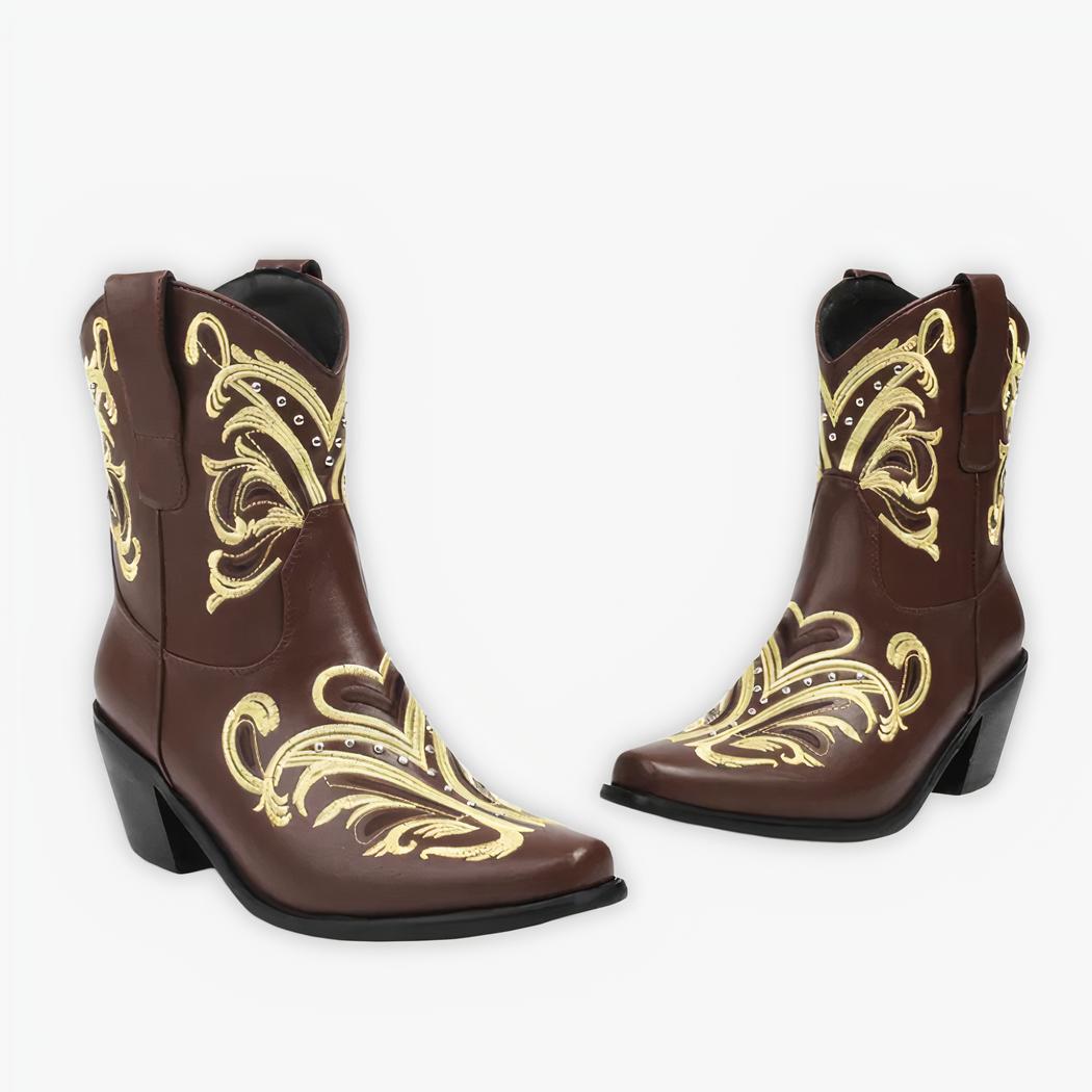 Santiag cuir marron tendance avec broderies dorées sur fond gris