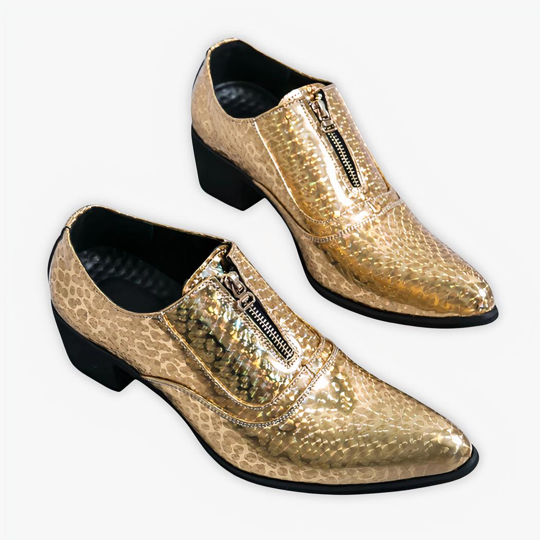 Santiag dorée et brillante à talon pour homme sur fond gris