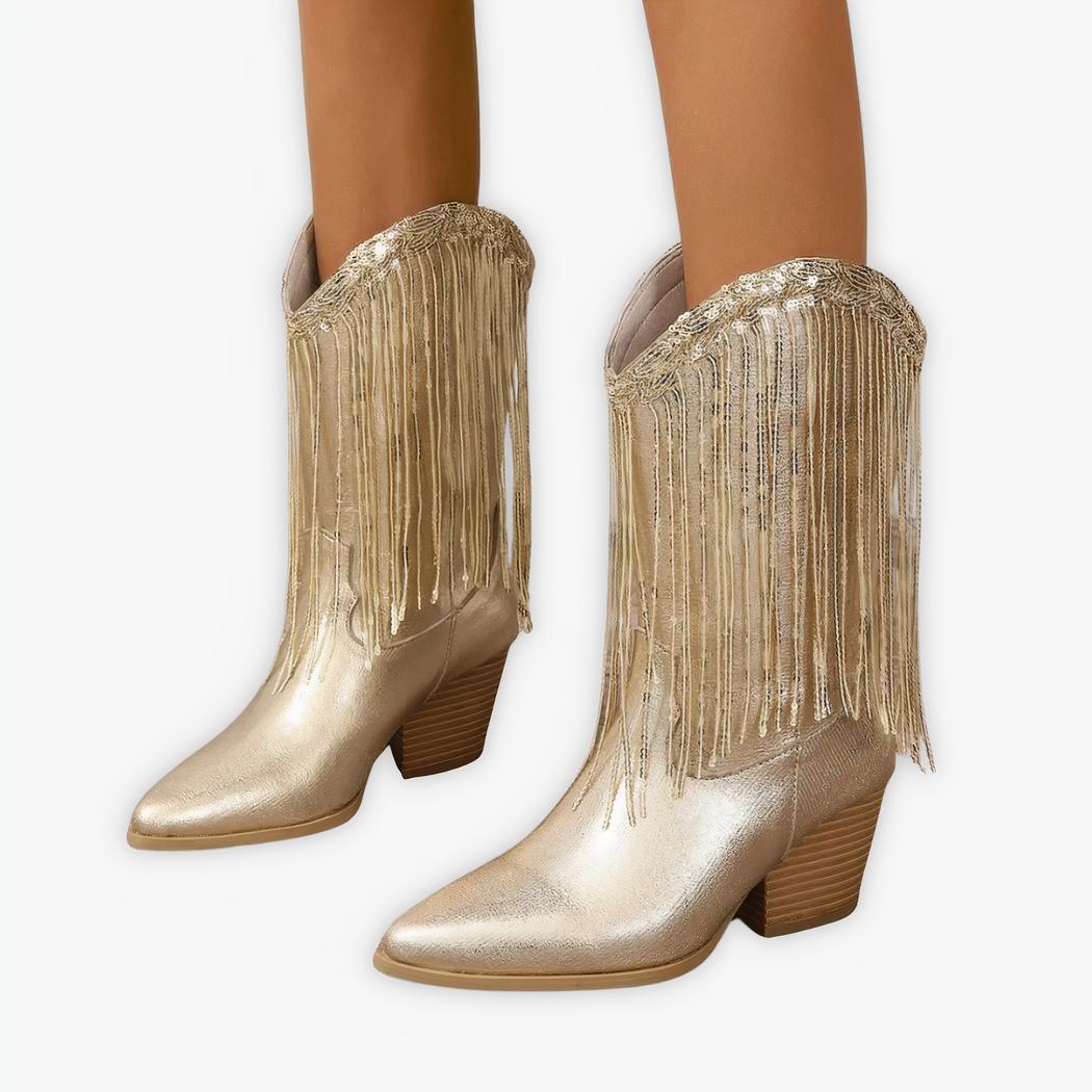 Santiag dorée avec franges élégantes portée par une femme sur fond gris