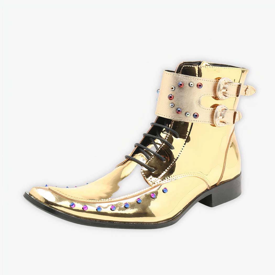 Santiag dorée et sophistiquée ornée de rivets colorés sur fond gris